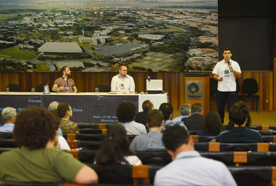 Público durante o Fórum Capitalismo e Meio Ambiente