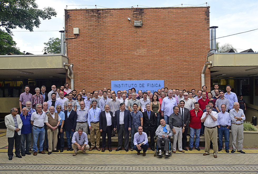 Grupo de professores em frente ao instituto de Física da Unicamp