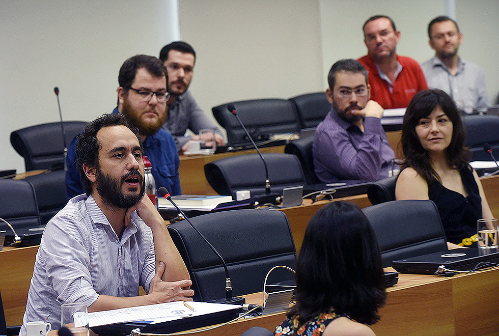 Imagem aberta de grupo de professores sentados no auditório