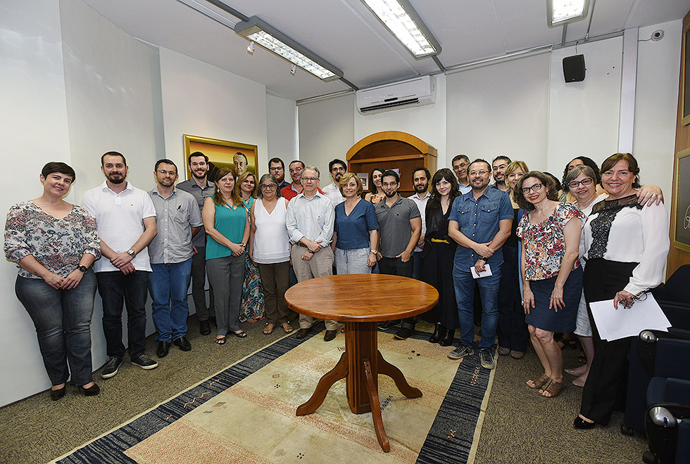 Administradores e novos docentes posam todos em pé para a foto