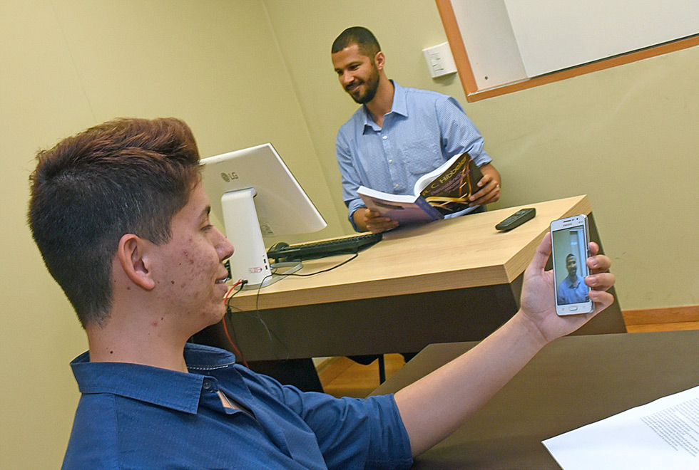Josué prepara a aula, enquanto Levi acessa a ferramenta pelo celular