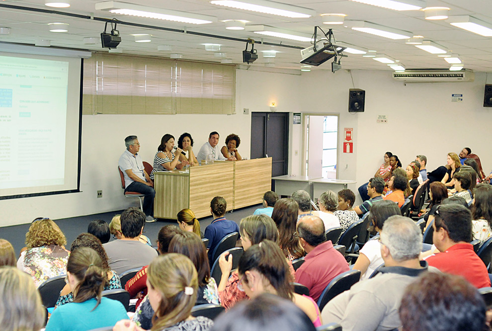 Reunião entre representantes do GGBS, da Verocheque Refeições e assistentes técnicos das unidades da Unicamp