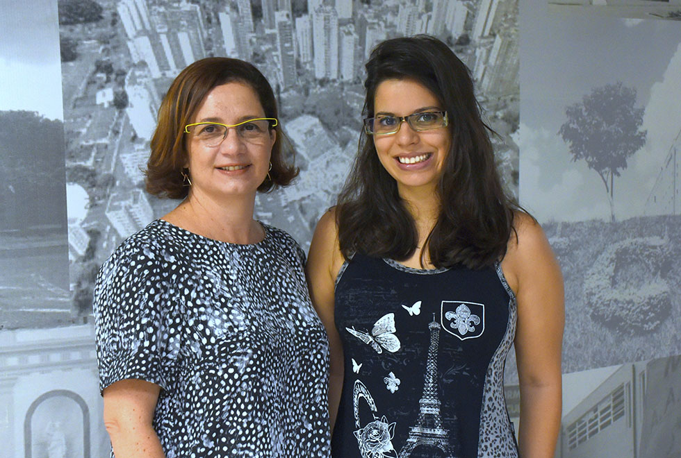A geneticista Mônica Melo e sua orientanda Letícia