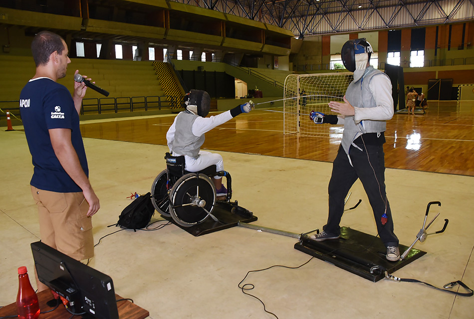 Apresentação de atletas de esgrima sobre cadeira de rodas