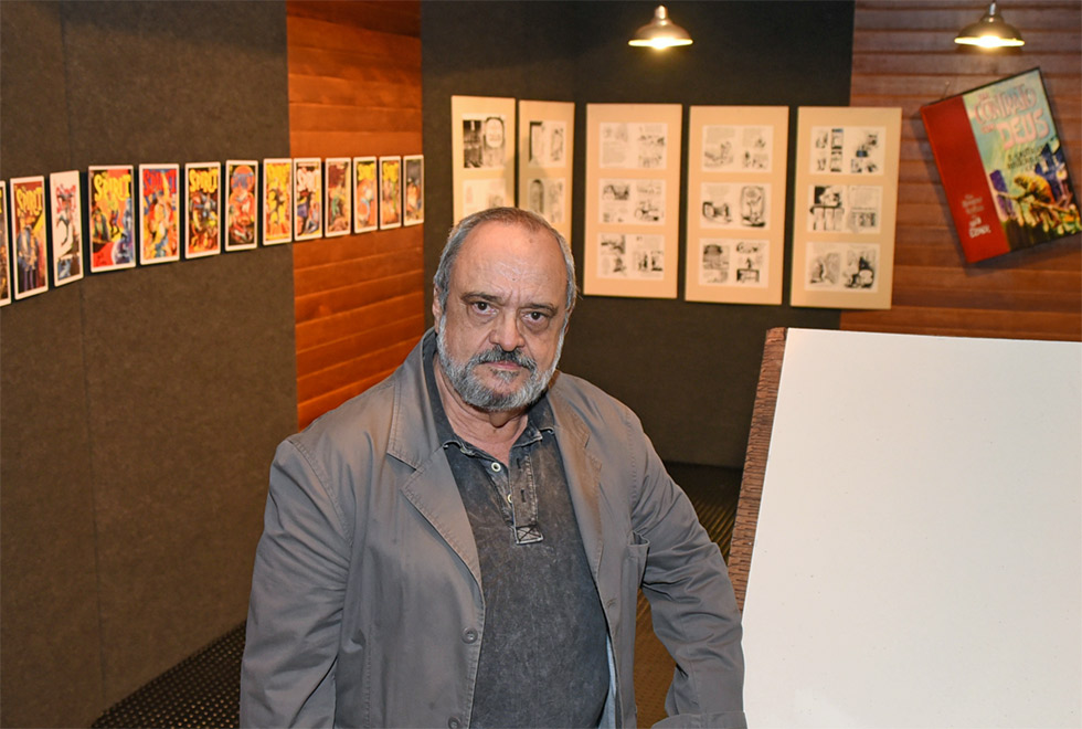 Homem em primeiro plano com exposição ao fundo