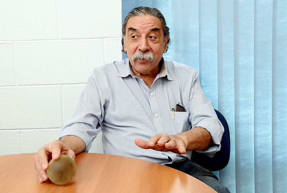 O pesquisador e professor da Unicamp Luis Barramondes fala e gesticula durante entrevista, concedida em seu escritório, sobre acesso a anticoncepcionais e a epidemia de zika