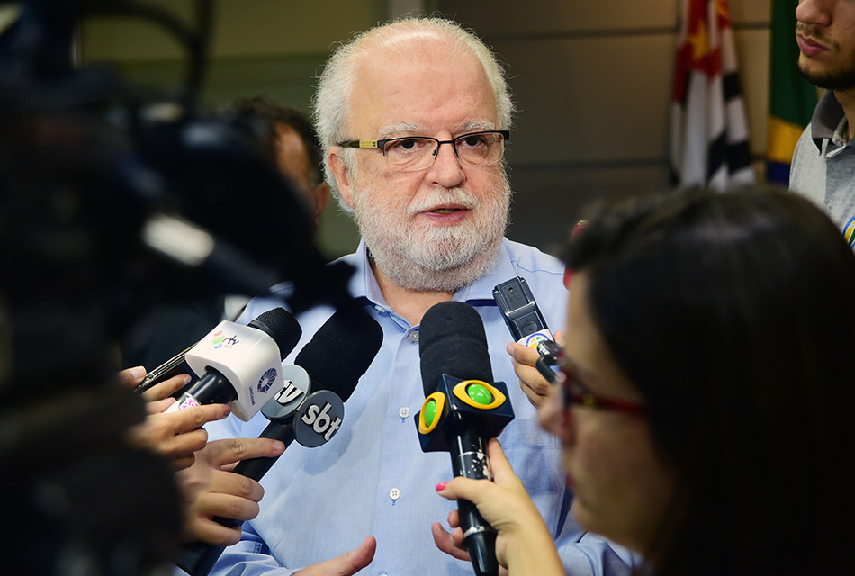 Reitor José Tadeu Jorge em coletiva de imprensa