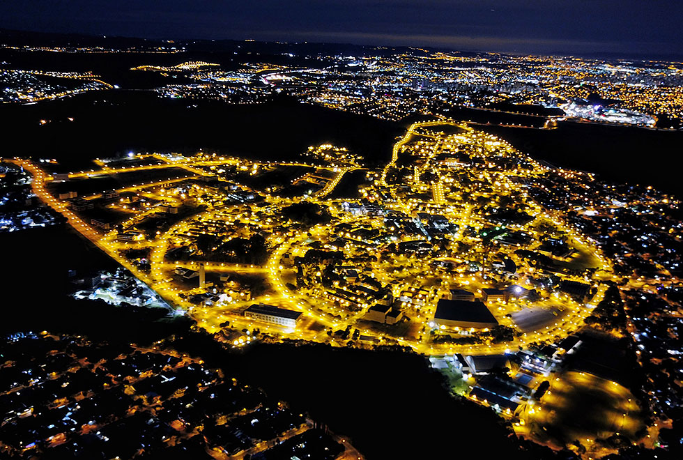 imagem aérea da Unicamp a noite 
