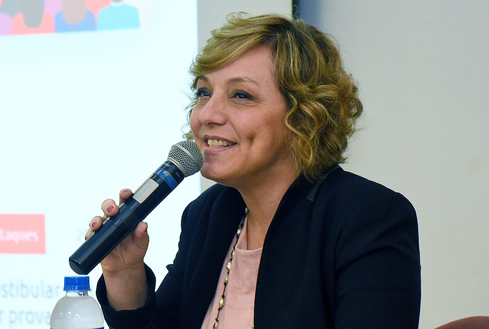 Eliana Amaral fala ao microfone durante a cerimônia