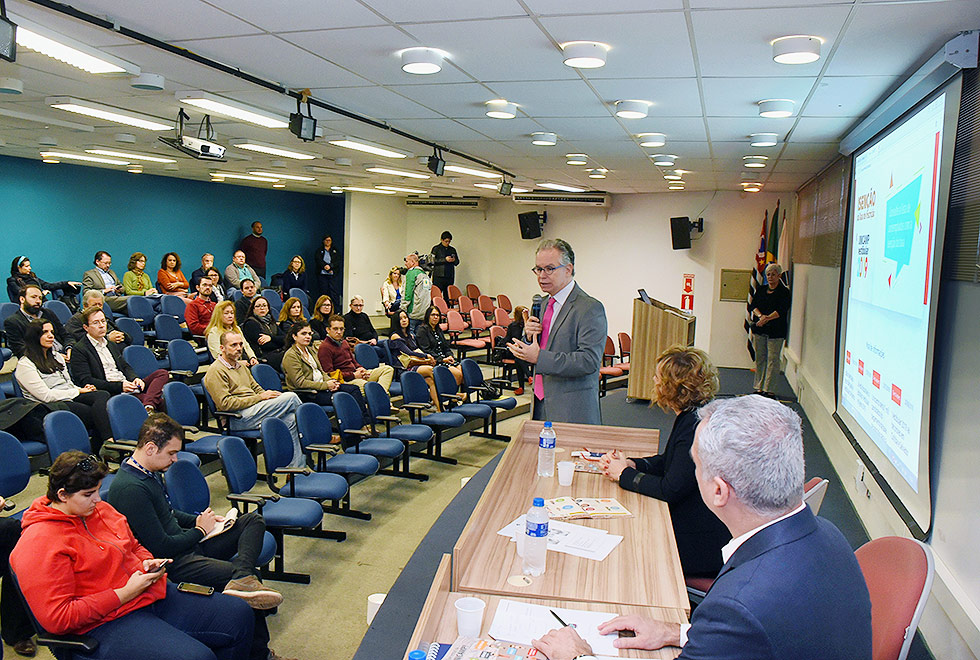 Marcelo Knobel, em frente a plateia da DGA dá informações sobre o Vestibular