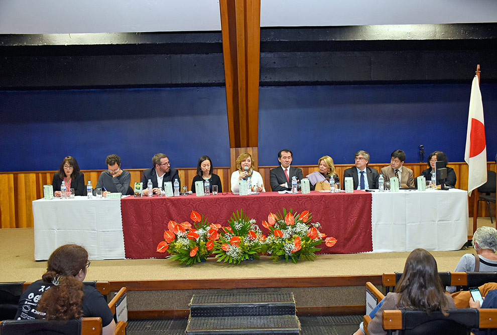A pró-reitora de Graduação Eliana Amaral na mesa de abertura, ao lado de Yasushi Noguchi, cônsul geral do Japão 