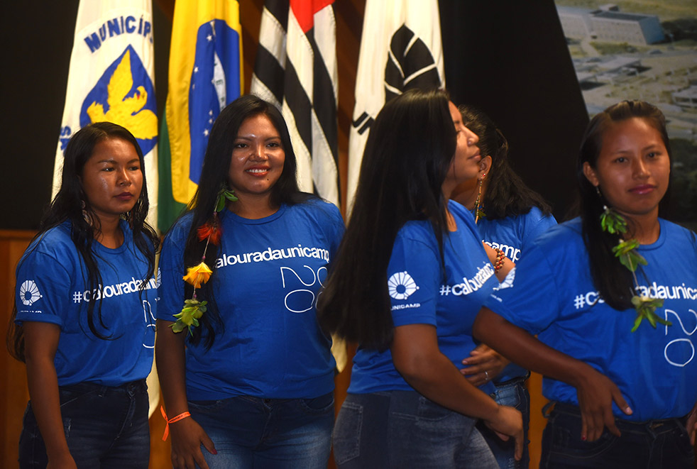 audiodescrição: fotografia colorida de estudantes indígenas durante recepção em 2020 na unicamp