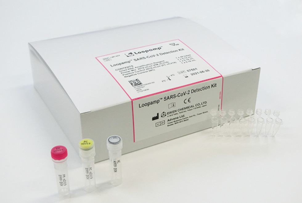 foto mostra kit de teste rt lamp com uma caixa branca e frascos de reagentes