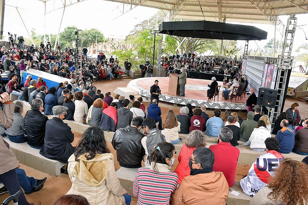 Comunidade universitária lotou o Teatro de Arena em ato público pela democracia