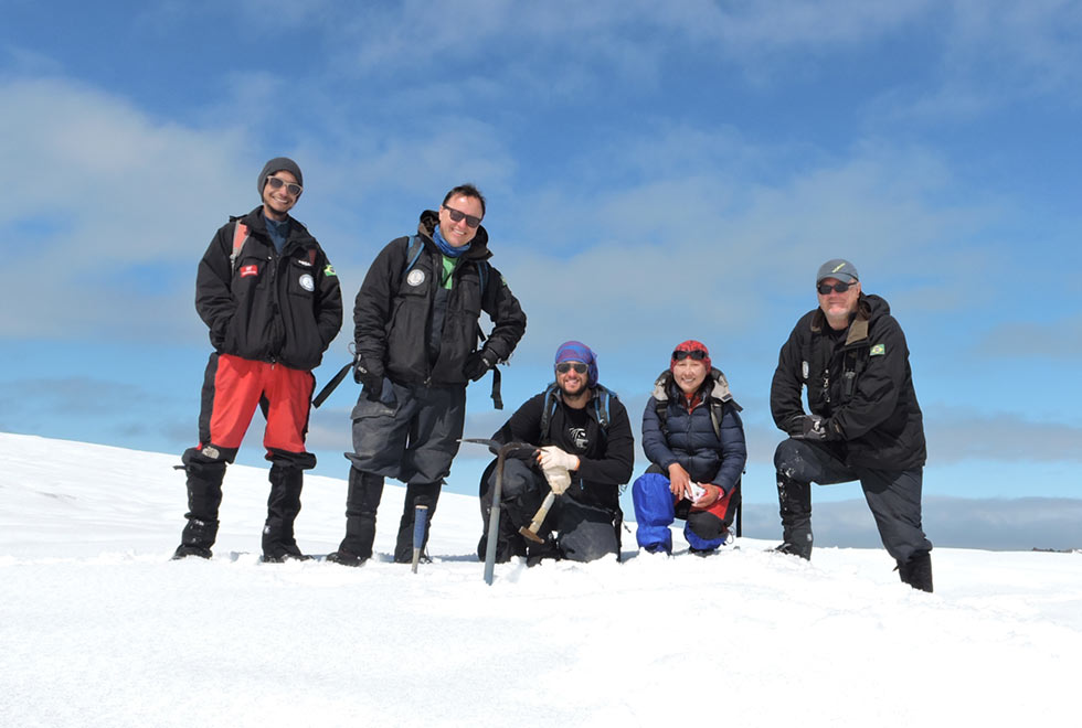 A equipe: Geovane de Souza, aluno de mestrado da UFRJ; Alessandro Batezelli, docente da Unicamp; João Alberto Mattos, aluno da UFU; Yoshimi Nagatani, alpinista e líder da equipe; Luiz Carlos Weinschutz,  professor da UFRJ.