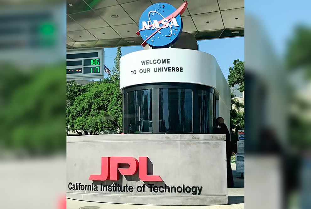 Entrada principal do JPL/Caltech/NASA, com a mensagem bem-humorada de boas-vindas “Welcome to our Universe”.
