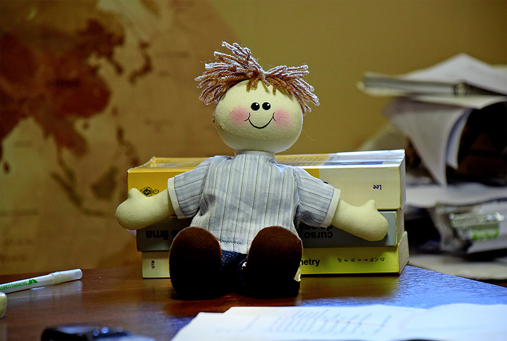 Foto do mascote Joaquim, um boneco de pano que Varão usa para interagir no canal