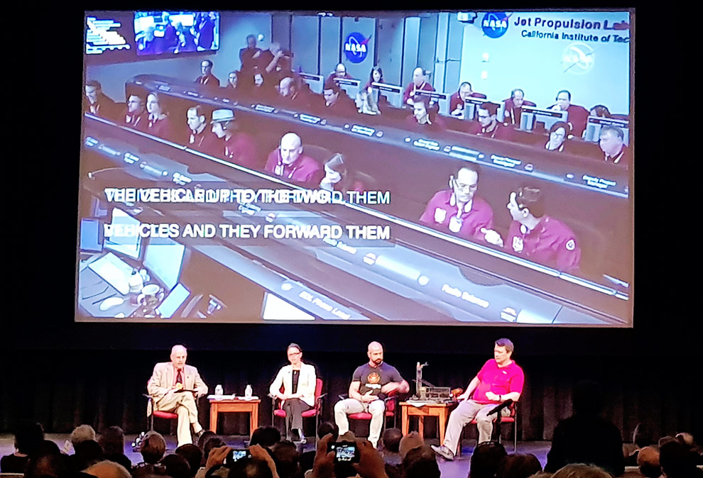 Transmissão dos momentos críticos do pouso da InSight no Auditório Beckman pelo público e por pesquisadores da NASA que participam da missão.