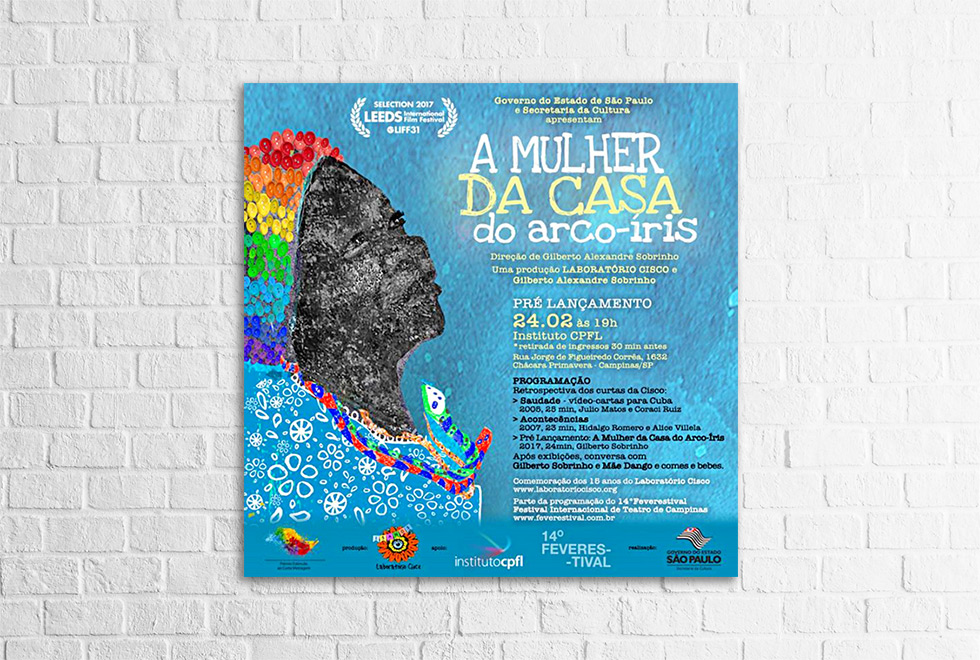 Cartaz do convite do pré-lançamento do filme "A Mulher da Casa do Arco-iris". O cartaz é azul claro e tem uma ilustração da personagem do filme