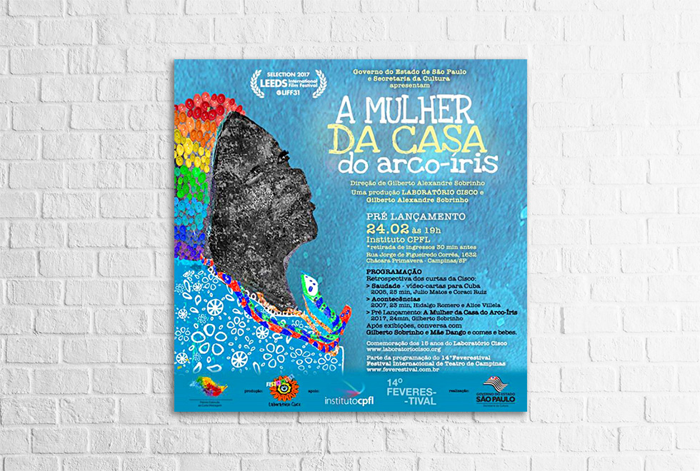 Cartaz do convite do pré-lançamento do filme "A Mulher da Casa do Arco-iris". O cartaz é azul claro e tem uma ilustração da personagem do filme