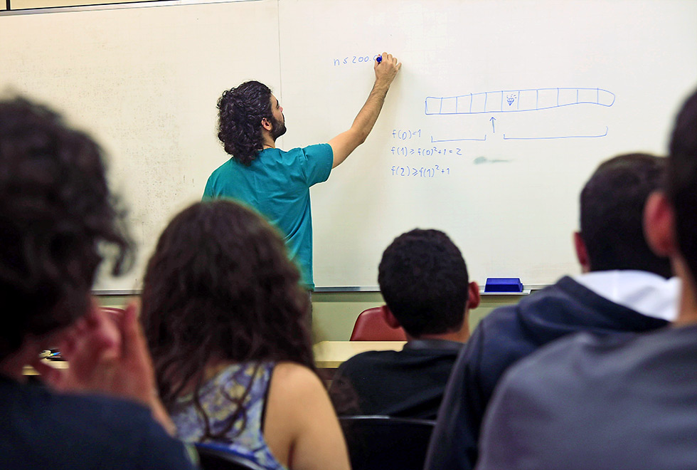 professore escreve na lousa