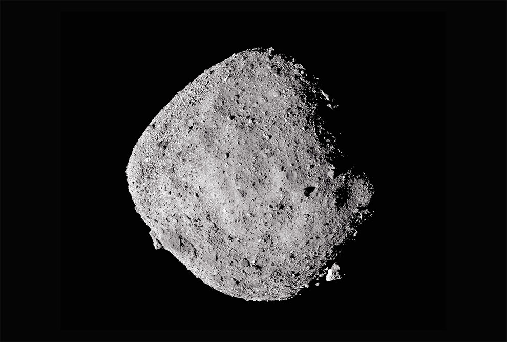 Imagem do asteroide Bennu tomada no final de outubro de 2018 por uma das câmeras da OSIRIS-Rex a uma distância de cerca de 300  km (Crédito: NASA/Goddard/University of Arizona)
