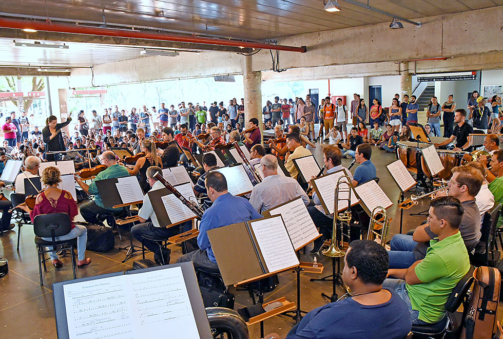 estudantes assistem orquestra no ciclo básico