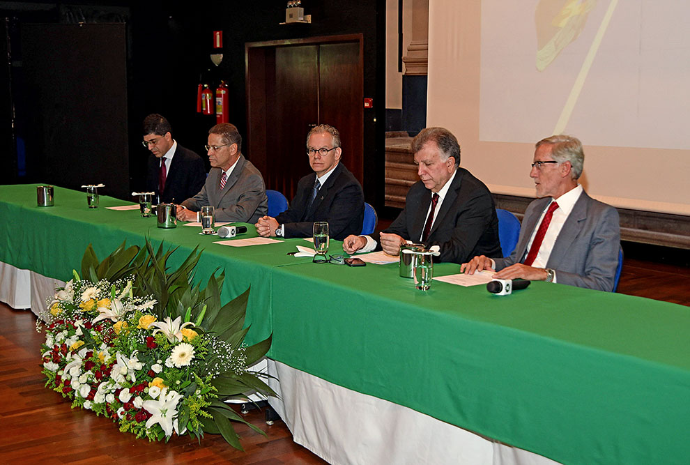 Mesa diretora da solenidade com os diretores antigos e os empossados, além do reitor Marcelo Knobel