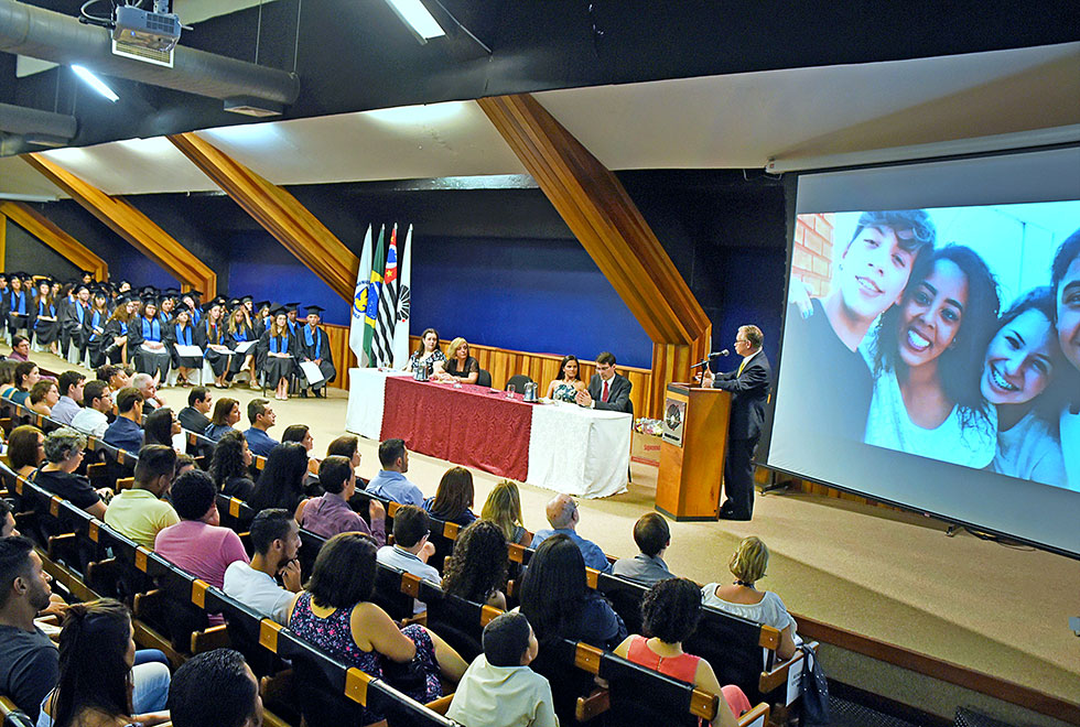 Reitor Marcelo Knobel fala para alunos e plateia na solenidade.