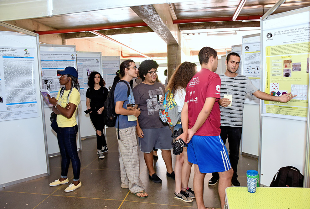 estudantes apresentam posters