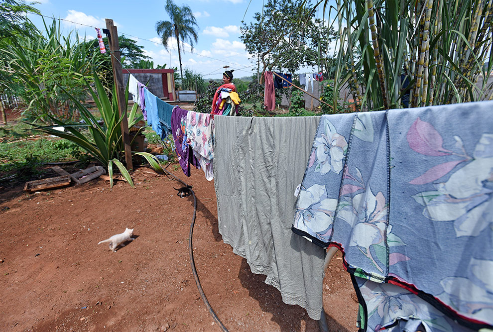 Mulher estende roupa no varau da Vila Soma