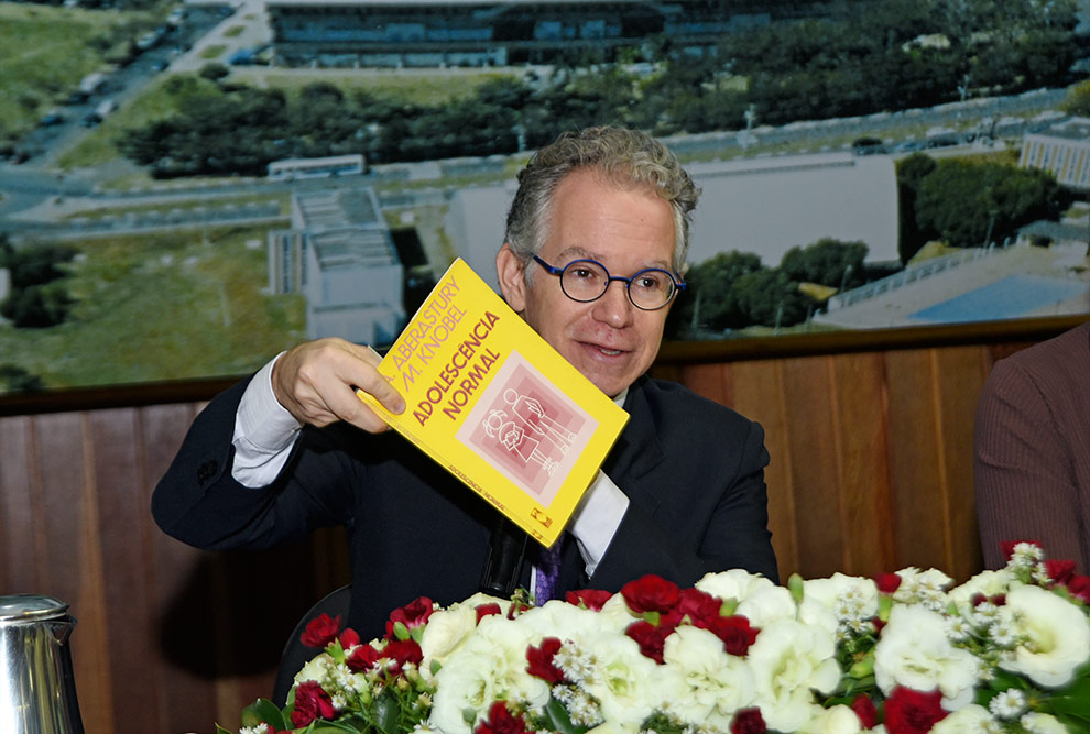 O reitor da Unicamp, Marcelo Knobel, com o livro "Adolescência normal", do pai, o psicanalista Maurício Knobel