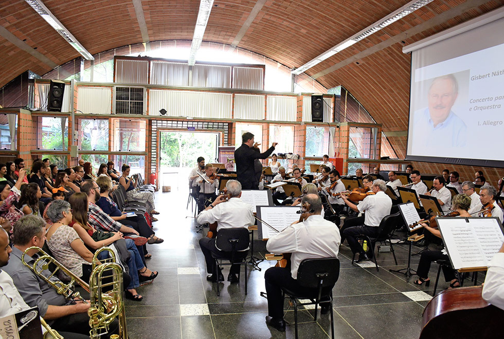Imagem aberta da apresentação da orquestra na Casa do Lago