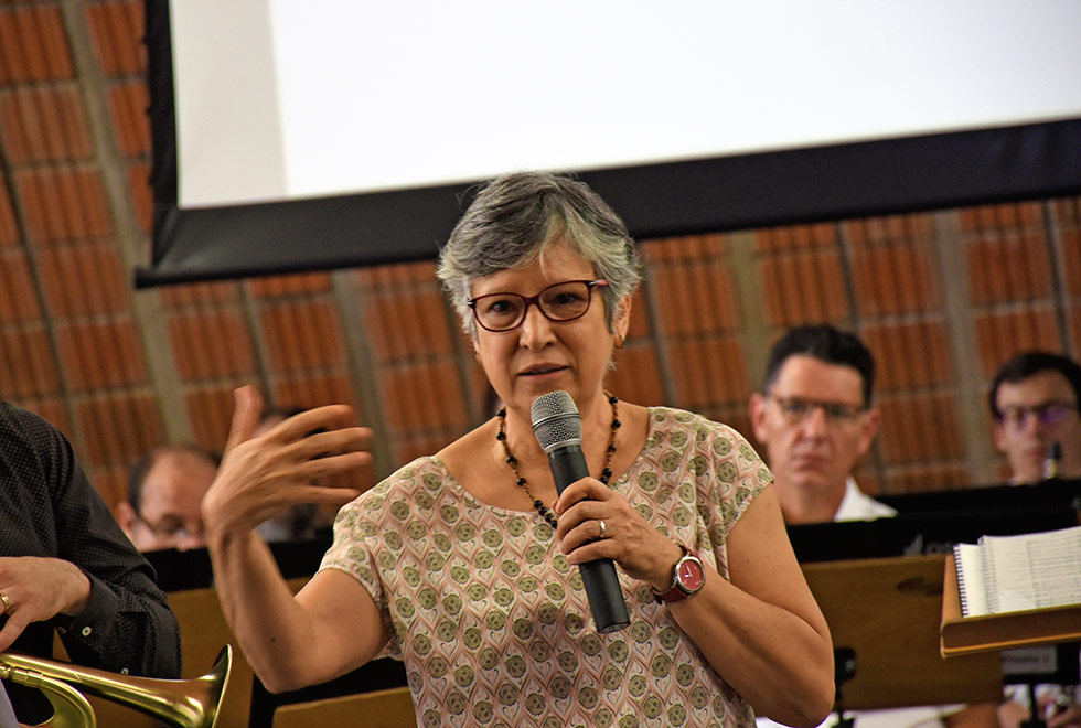 A compositora Denise Garcia fala ao público sobre sua composição