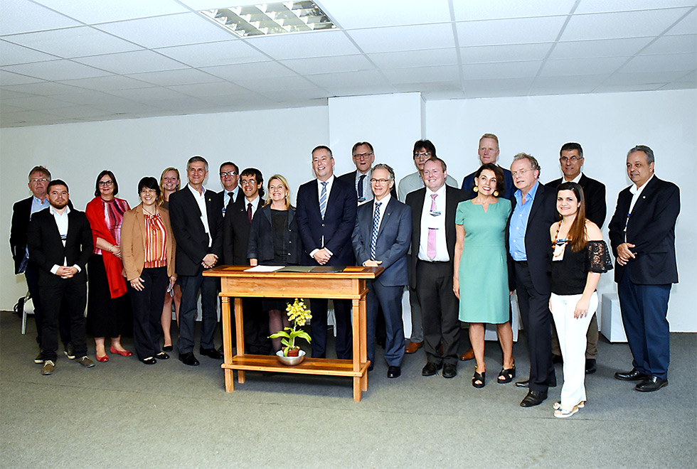 Participantes da solenidade de assinatura de cooperação no Expo Dom Pedro