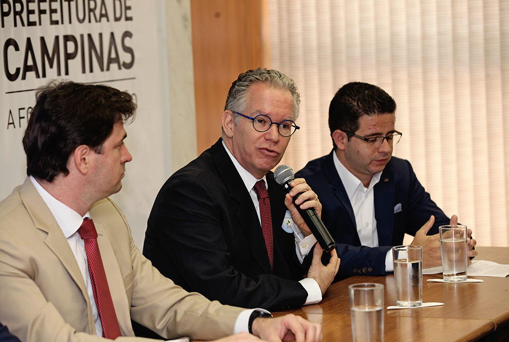 2) Marcelo Knobel durante a cerimônia: Certamente, a China é um mercado importantíssimo, tanto do ponto de vista comercial quanto cultural