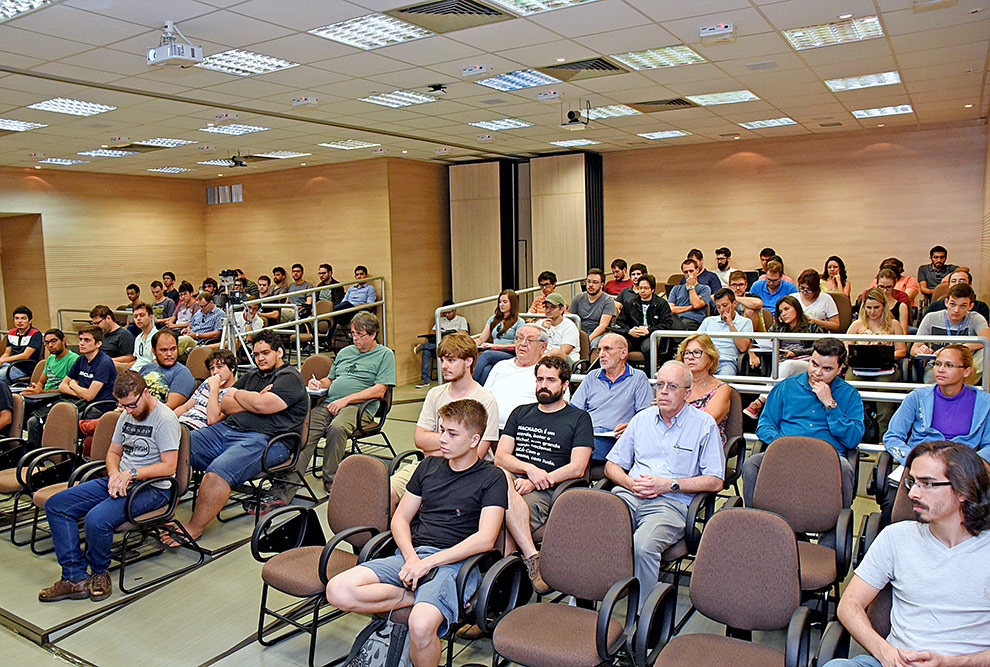 Público acompanha a palestra sobre segurança das urnas eletrônicas