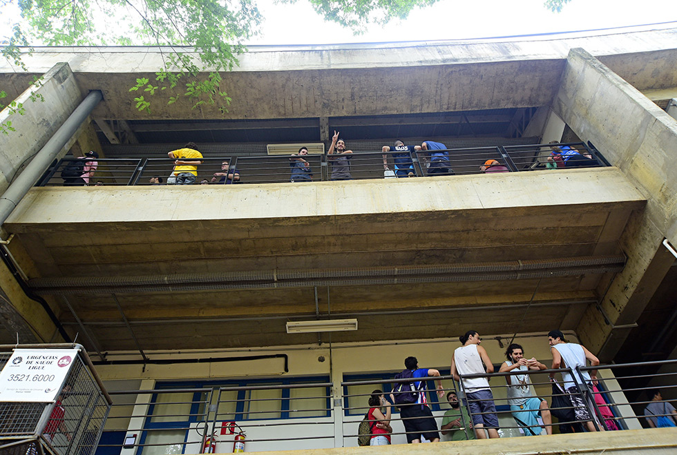 estudantes em predio