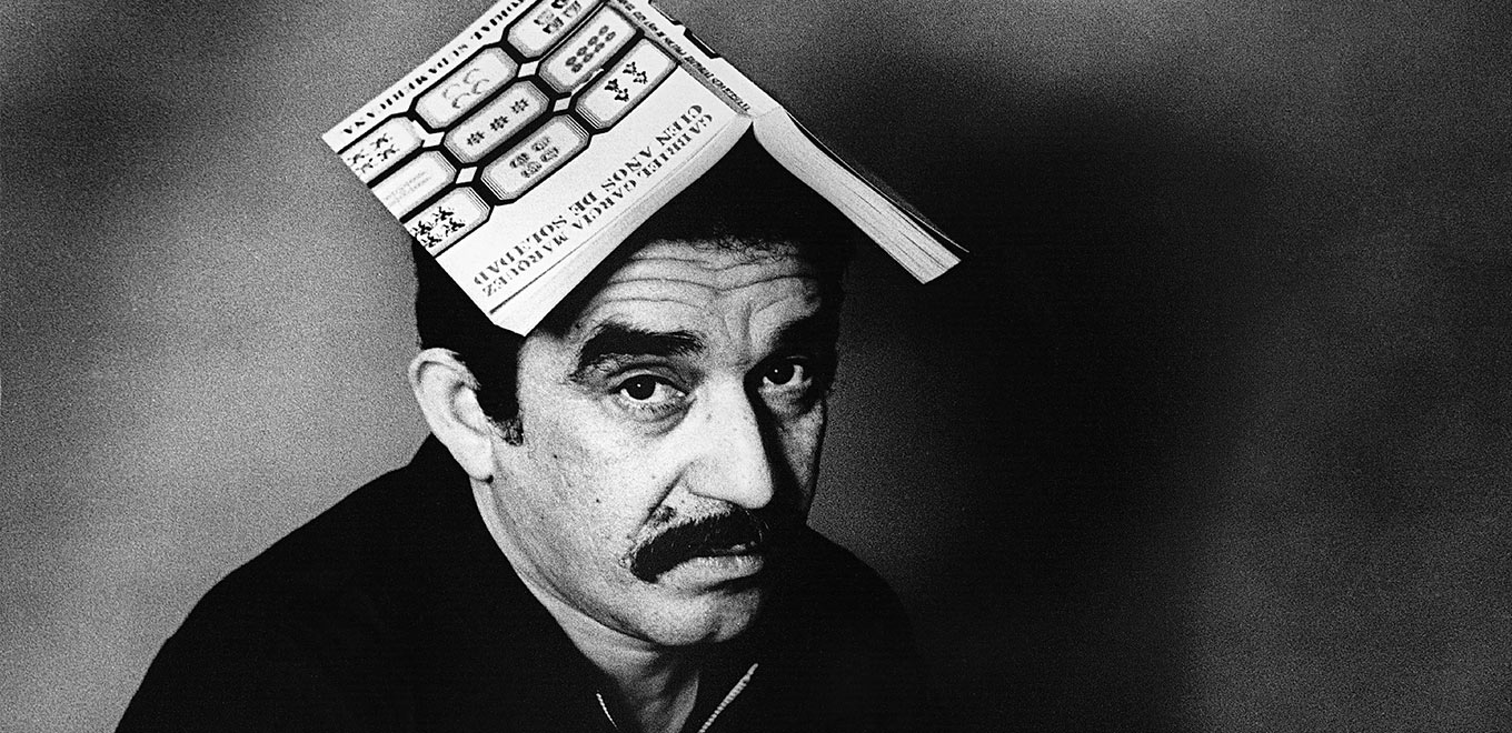 Gabriel García Márquez posa com a 1ª edição na cabeça