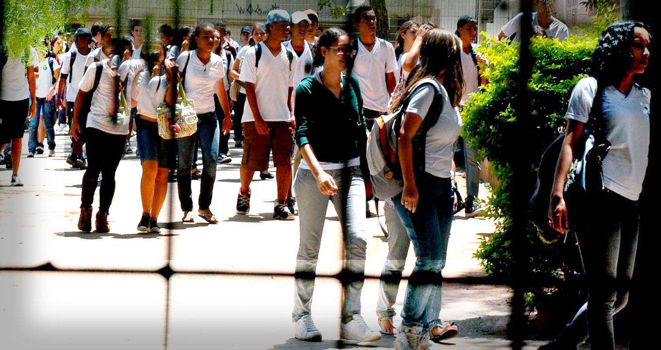Estudantes do Ensino Médio em frente à escola estadual em Campinas | Foto: Antoninho Perri Estudantes do Ensino Médio em frente à escola estadual em Campinas | Foto: Antoninho Perri