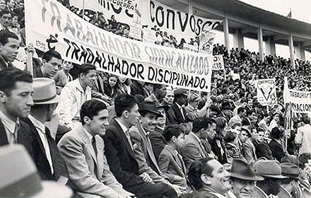 Manifestação de 1º de maio de 1944, no Estádio do Pacaembu, em São Paulo | Foto: Reprodução Manifestação de 1º de maio de 1944, no Estádio do Pacaembu, em São Paulo | Foto: Reprodução