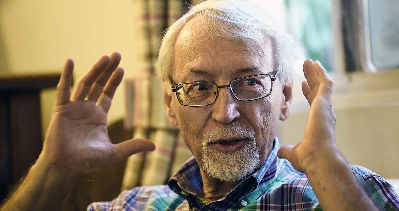 Robert Slenes em sua casa: pesquisas do historiador são tema de documentário Robert Slenes em sua casa: pesquisas do historiador são tema de documentário