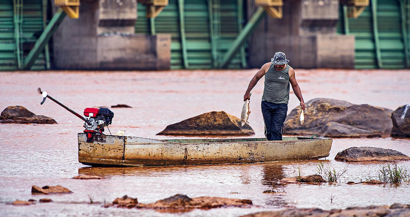 Pescador no Rio Doce dias depois do rompimento da barragem de Fundão, em Mariana | Foto: Leonardo Merçon | Acervo ARFOC MG 