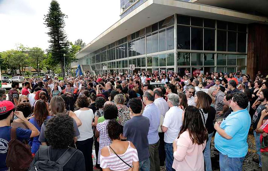 Integrantes da comunidade em frente ao prédio da Reitoria da UFMG | Foto: Foca Lisboa / UFMG Integrantes da comunidade em frente ao prédio da Reitoria da UFMG | Foto: Foca Lisboa / UFMG