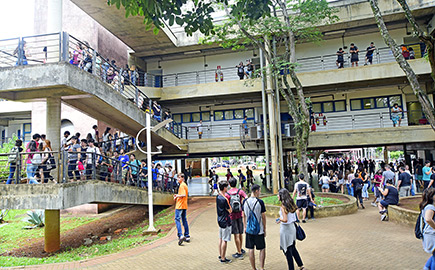 Os concluintes do ensino médio chegam ao vestibular com a plenitude de seus anseios e com uma elevada carga de expectativas pessoais Os concluintes do ensino médio chegam ao vestibular com a plenitude de seus anseios e com uma elevada carga de expectativas pessoais