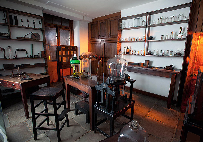 O laboratório do físico e químico Michael Faraday, que funcionava no porão da Royal Institution, em Londres | Reprodução O laboratório do físico e químico Michael Faraday, que funcionava no porão da Royal Institution, em Londres | Reprodução