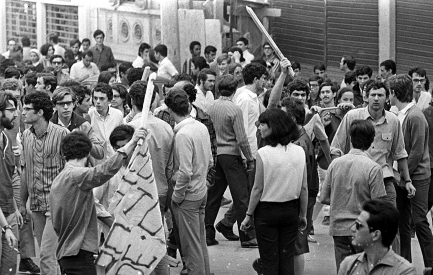 Estudantes da USP e do Mackenzie entram em confronto em 1968, na rua Maria Antonio, em São Paulo | Foto: Reprodução Estudantes da USP e do Mackenzie entram em confronto em 1968, na rua Maria Antonio, em São Paulo