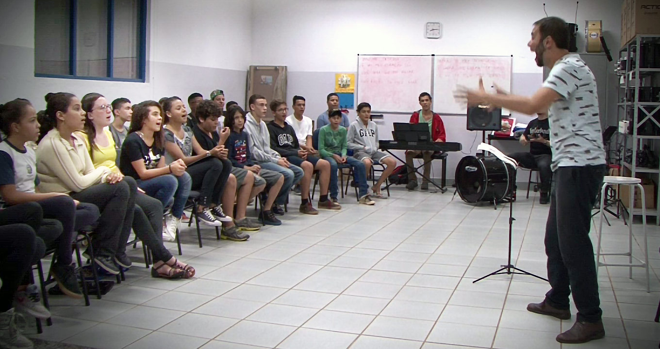 Ensaio do coro jovem conduzido pelo supervisor Rafael Kashima: contato com artes cênicas, dança e performance Ensaio do coro jovem conduzido pelo supervisor Rafael Kashima: contato com artes cênicas, dança e performance