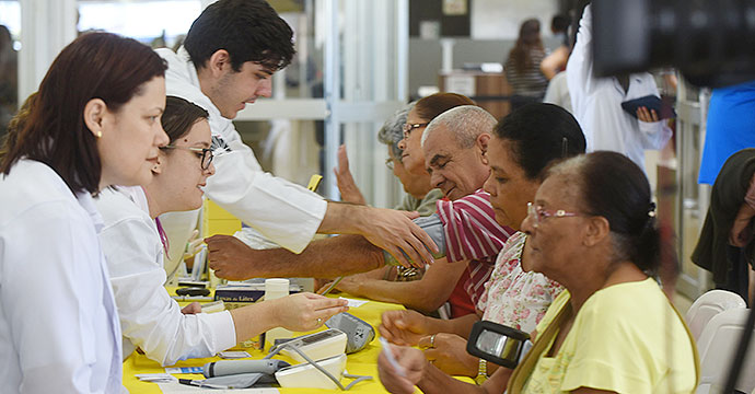 Ação de equipe da FCF na rampa do Hospital de Clínicas da Unicamp: orientação e prevenção | Foto: Antonio Scarpinetti