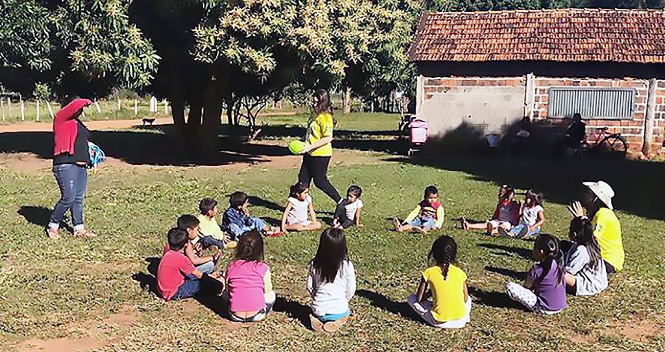 Rondonistas durante atividade com crianças indígenas na cidade de Miranda, Mato Grosso do Sul | Foto: Divulgação